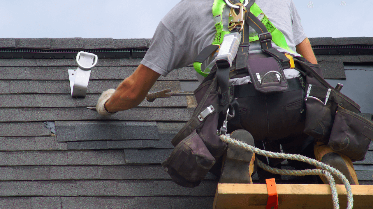 4 Warning Signs Your Roof Is Failing